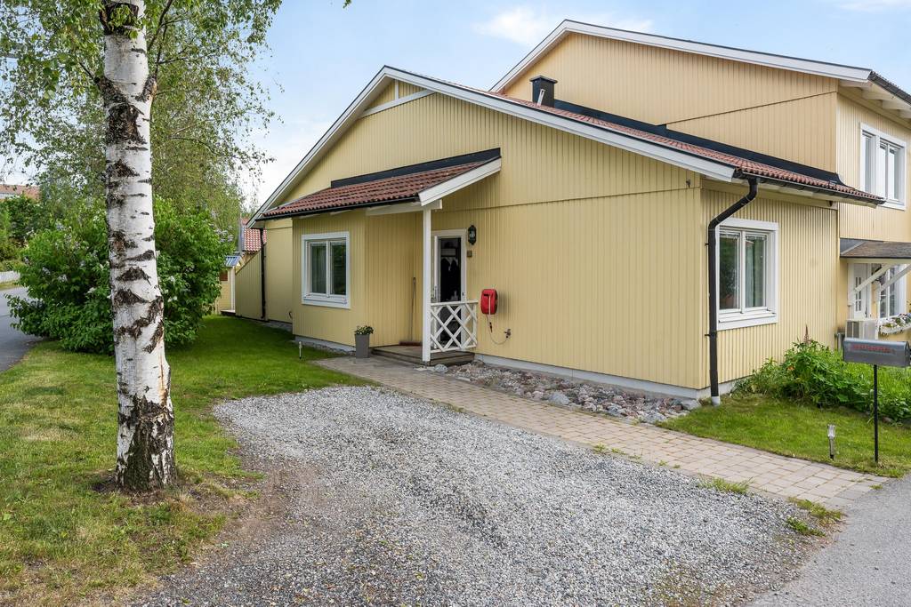 Omläggning tegeltak radhus & papptak garage. Norsborg Botkyrka
